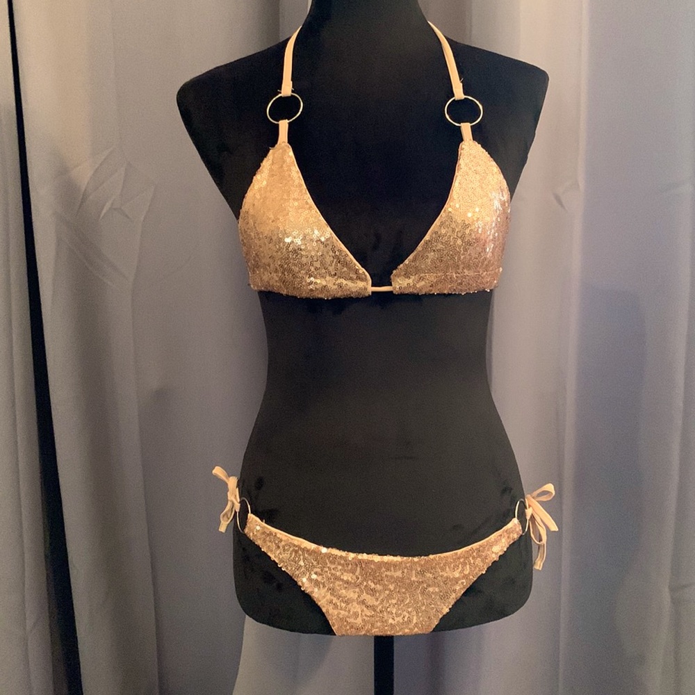 BRAND NEW NEVER WORN Rosegold Sequin Bikini w/ silver circles. Size Small.